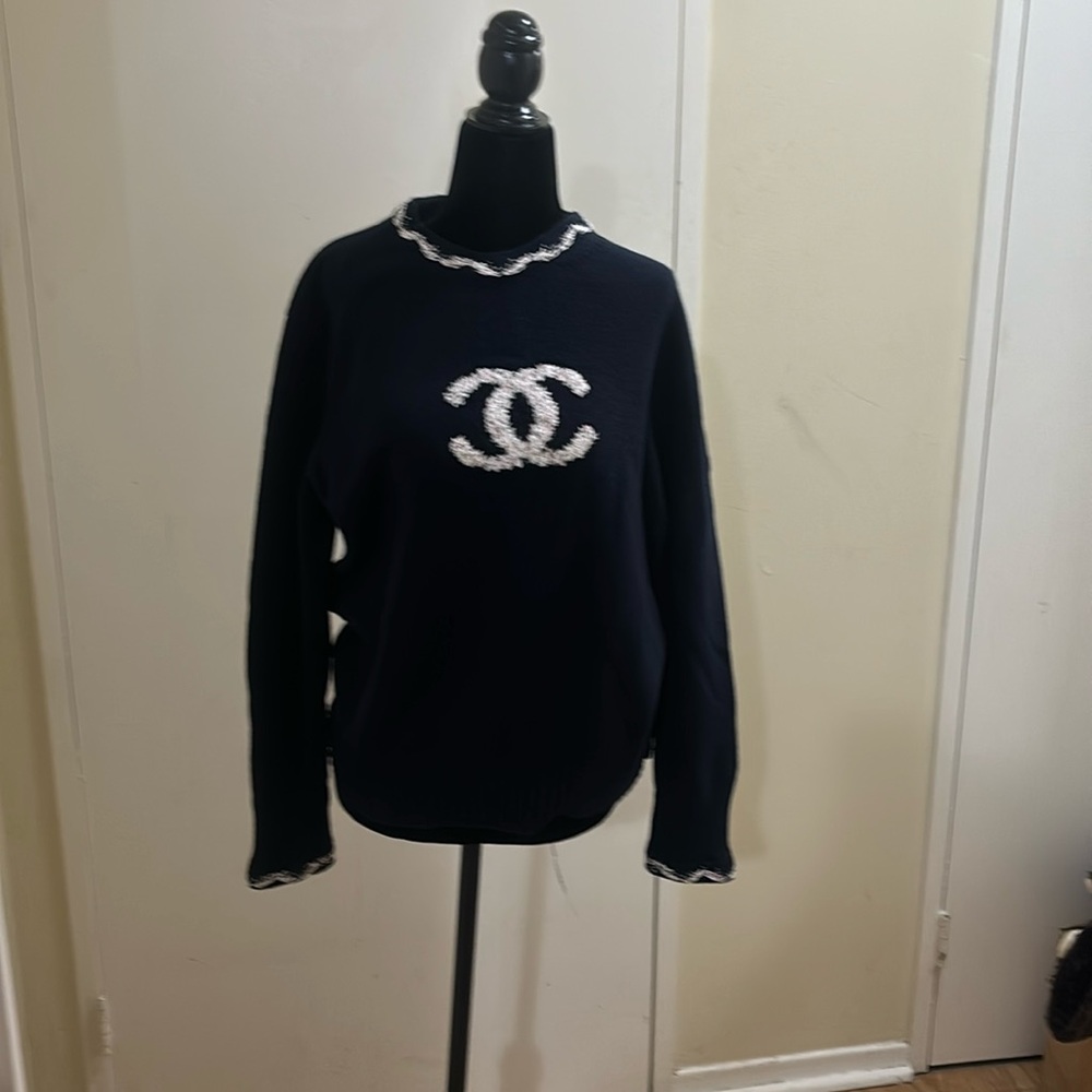 4️⃣5️⃣0️⃣0️⃣ brand new Authentic Chanel cashmere sweater